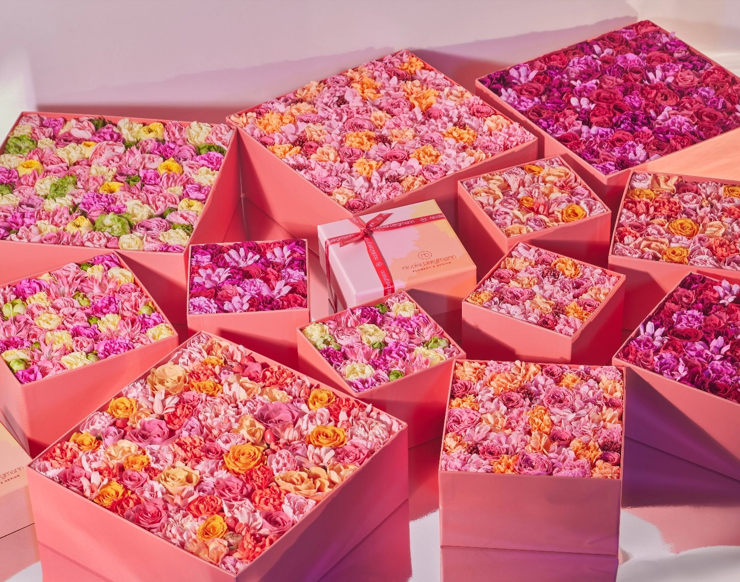 カーネーションをトレースして仕上げた限定フラワーボックス「Pastel Blooms」は、フレッシュフラワー、プリザーブドフラワーともにS、M、Lの3サイズをご用意しています。